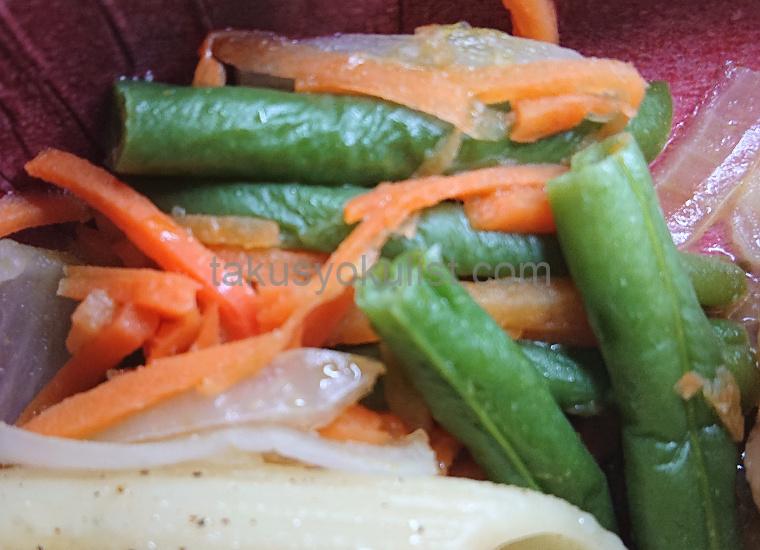 ニチレイフーズダイレクトのアットホームバル「フライドサーモン 野菜のビネガーソース」のインゲンのソテー