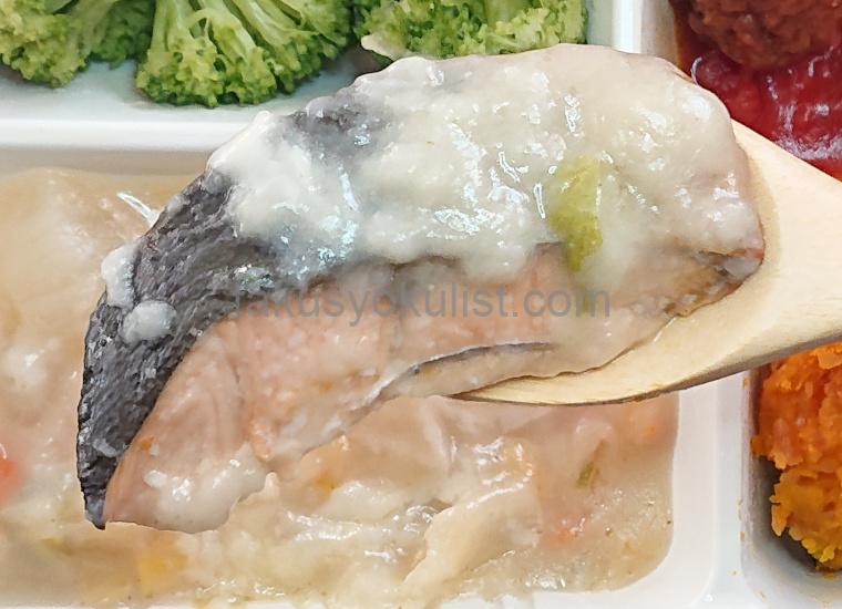 ウェルネスダイニングの健康応援気配り宅配食「鮭と冬野菜のクリームグラタン」